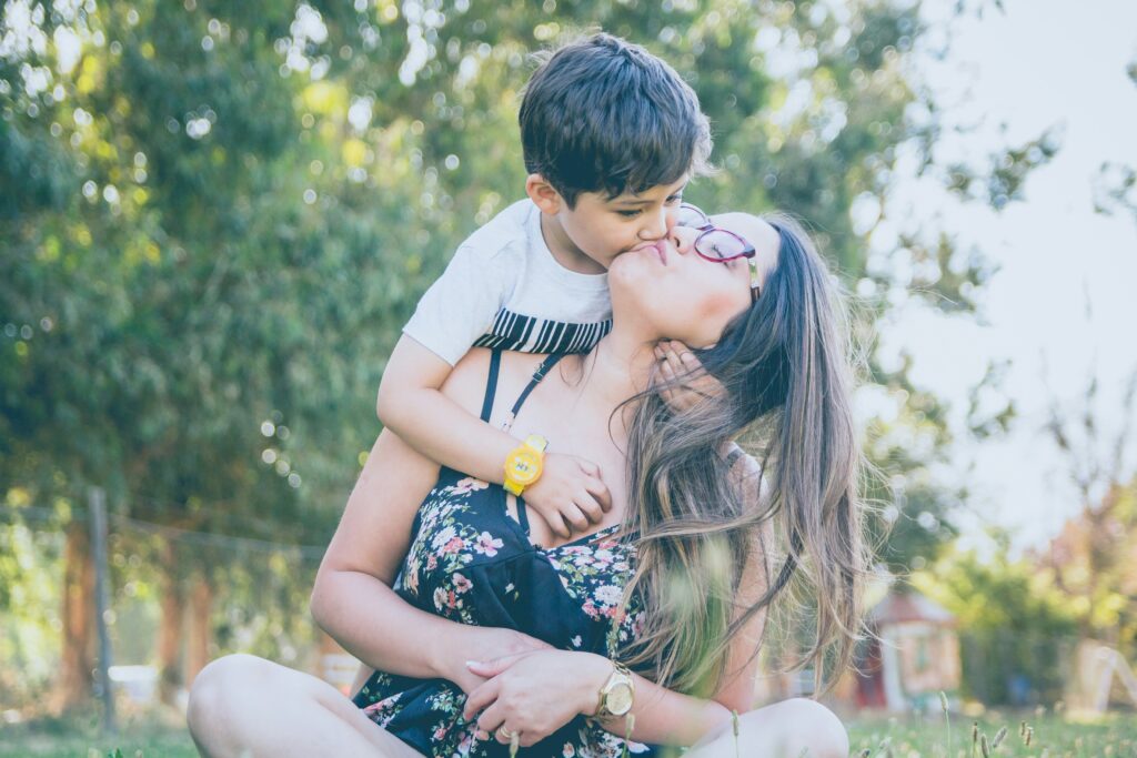 Mamma e figlio si abbracciano.